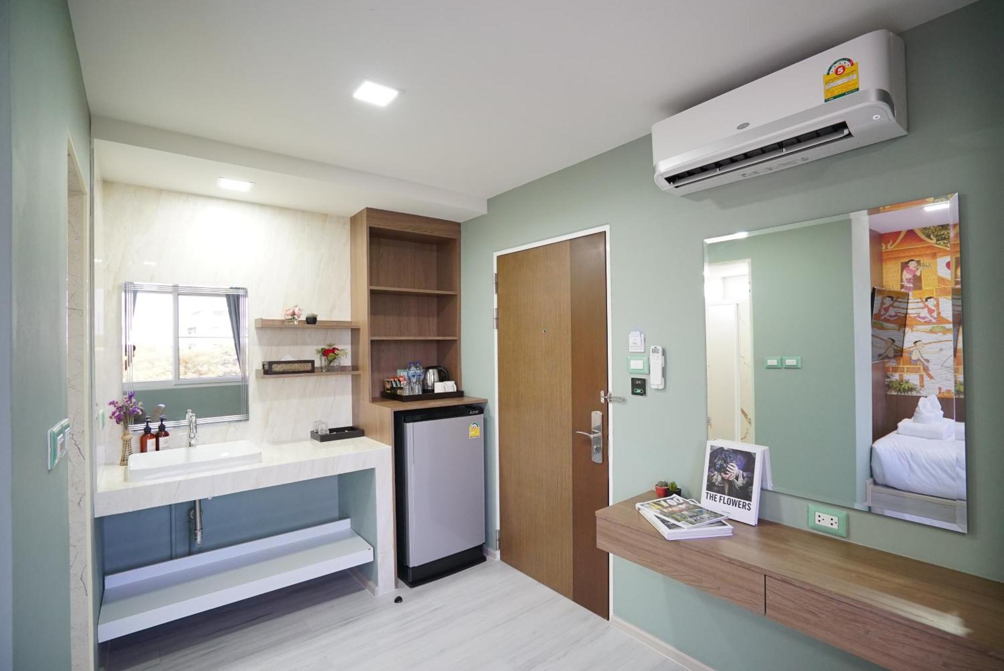 The Qube Fifty Hotel Bangkok Exterior foto